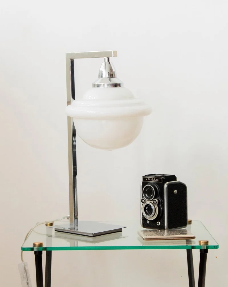 Julia, la lampe chromée en opaline N°631