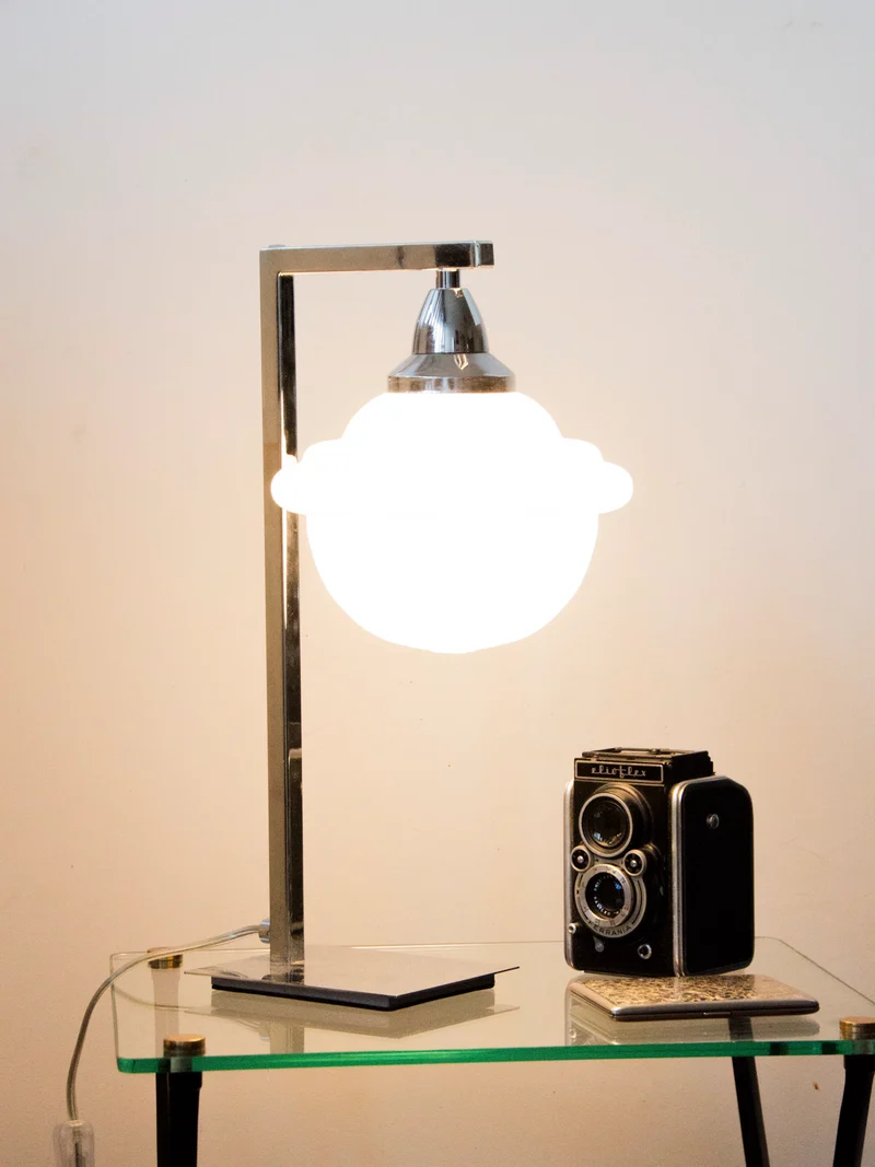 Julia, la lampe chromée en opaline N°631