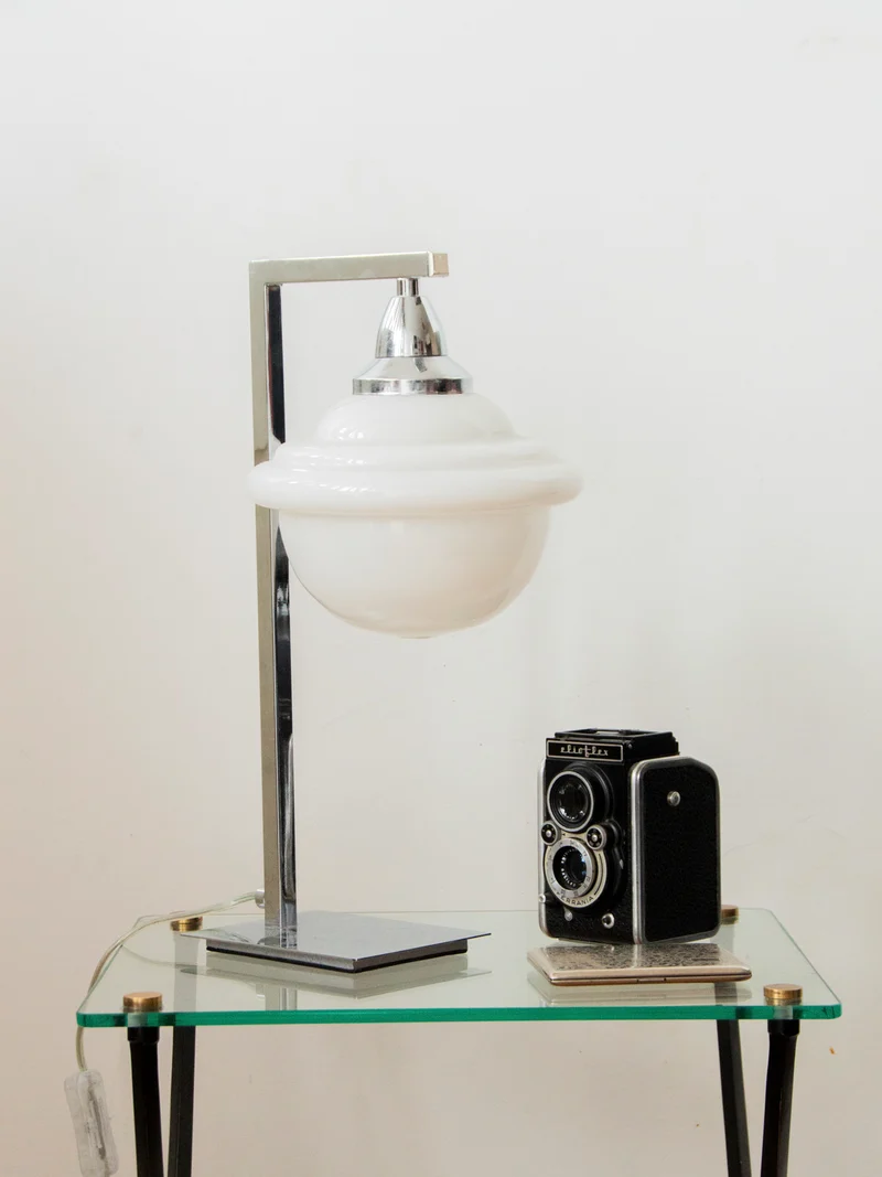 Julia, la lampe chromée en opaline N°631