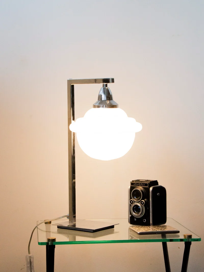 Julia, la lampe chromée en opaline N°631