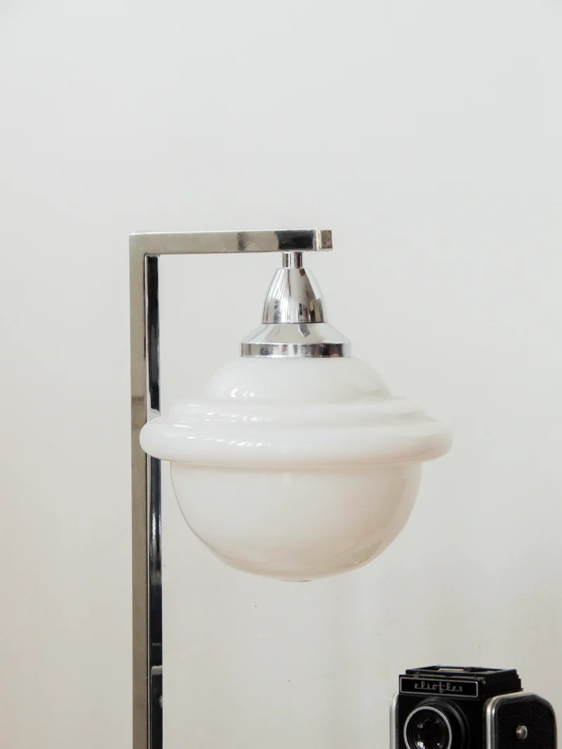 Julia, la lampe chromée en opaline N°631