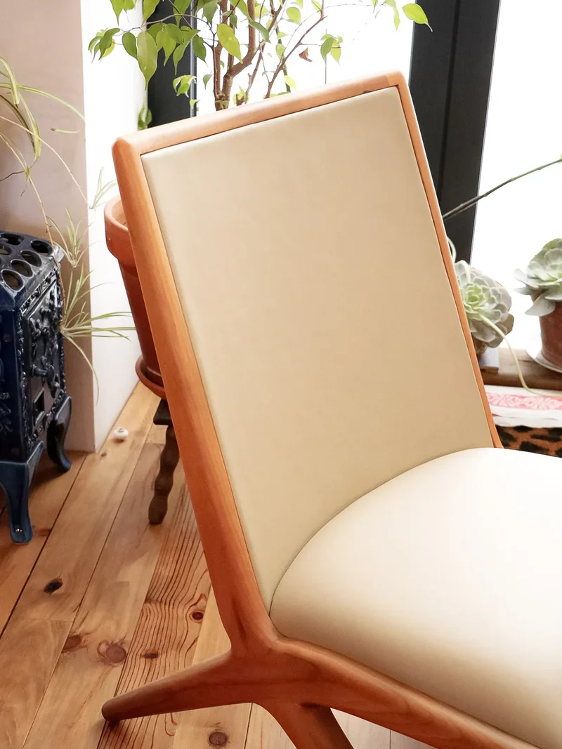 Olivia, la chauffeuse en noyer et cuir N°79