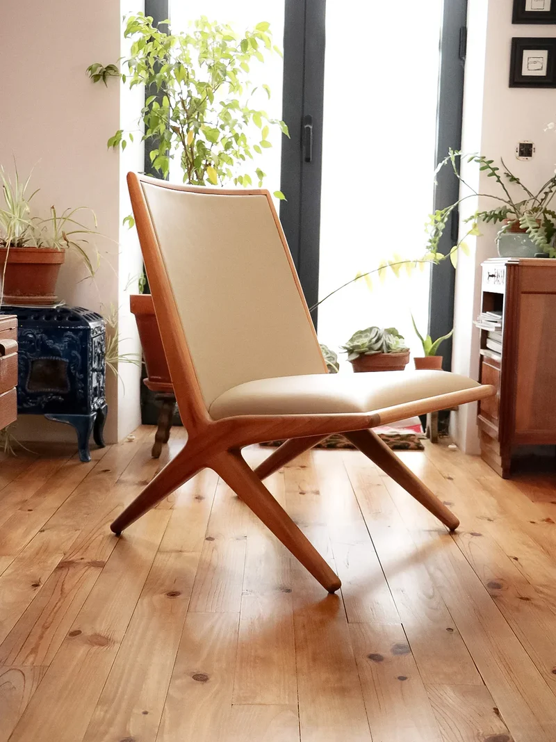 Olivia, la chauffeuse en noyer et cuir N°79