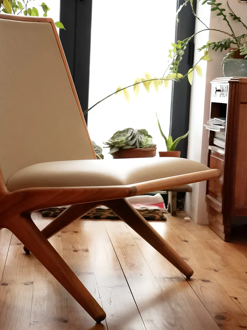 Olivia, la chauffeuse en noyer et cuir N°79