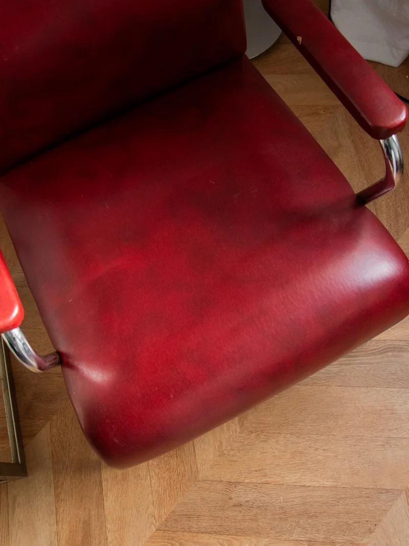 Jakob, le fauteuil chromé en simili cuir rouge N°833
