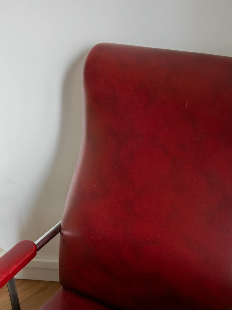 Jakob, le fauteuil chromé en simili cuir rouge N°833