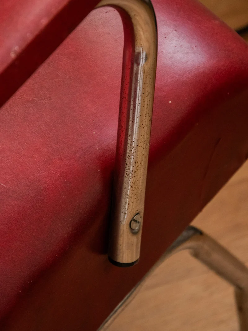 Jakob, le fauteuil chromé en simili cuir rouge N°833