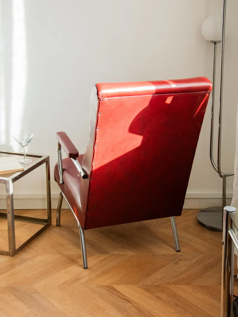 Jakob, le fauteuil chromé en simili cuir rouge N°833