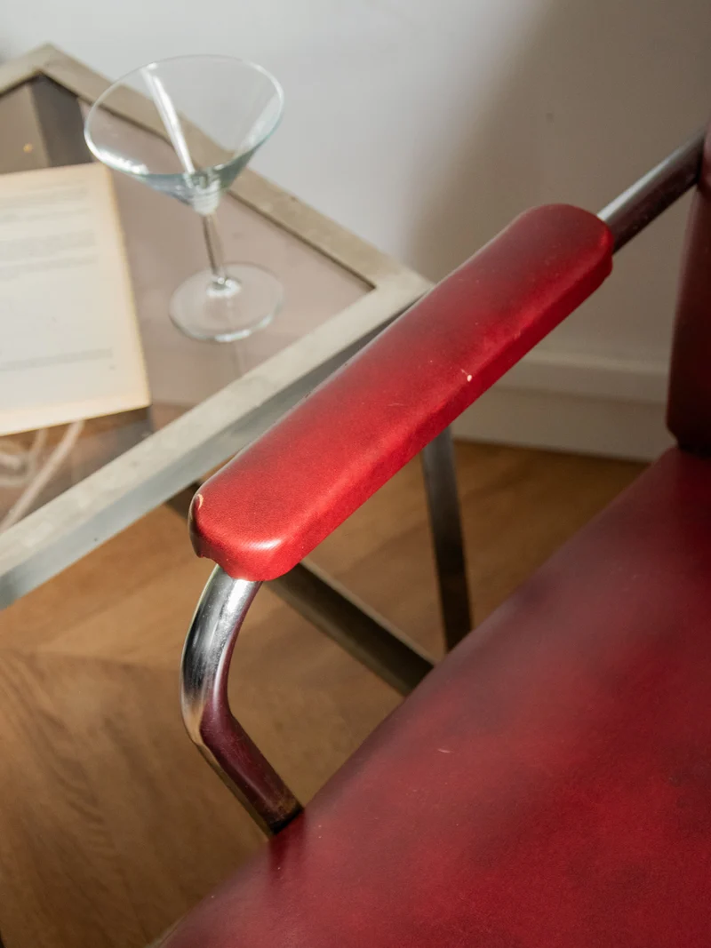 Jakob, le fauteuil chromé en simili cuir rouge N°833