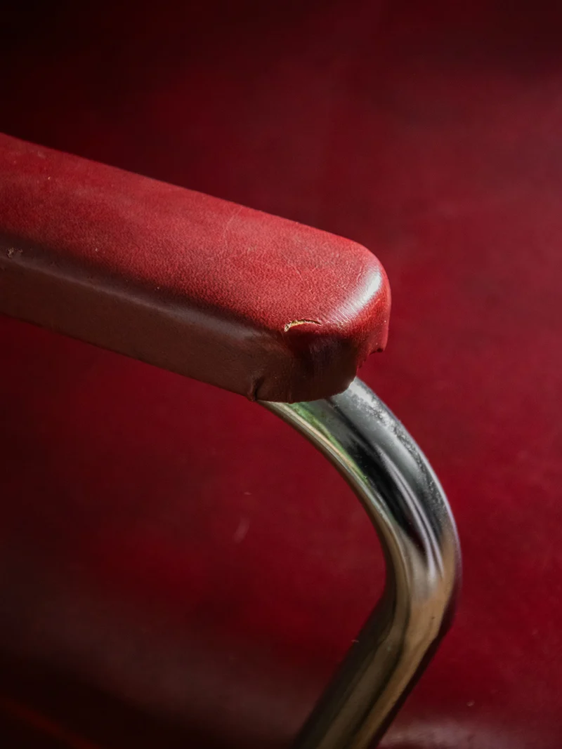Jakob, le fauteuil chromé en simili cuir rouge N°833