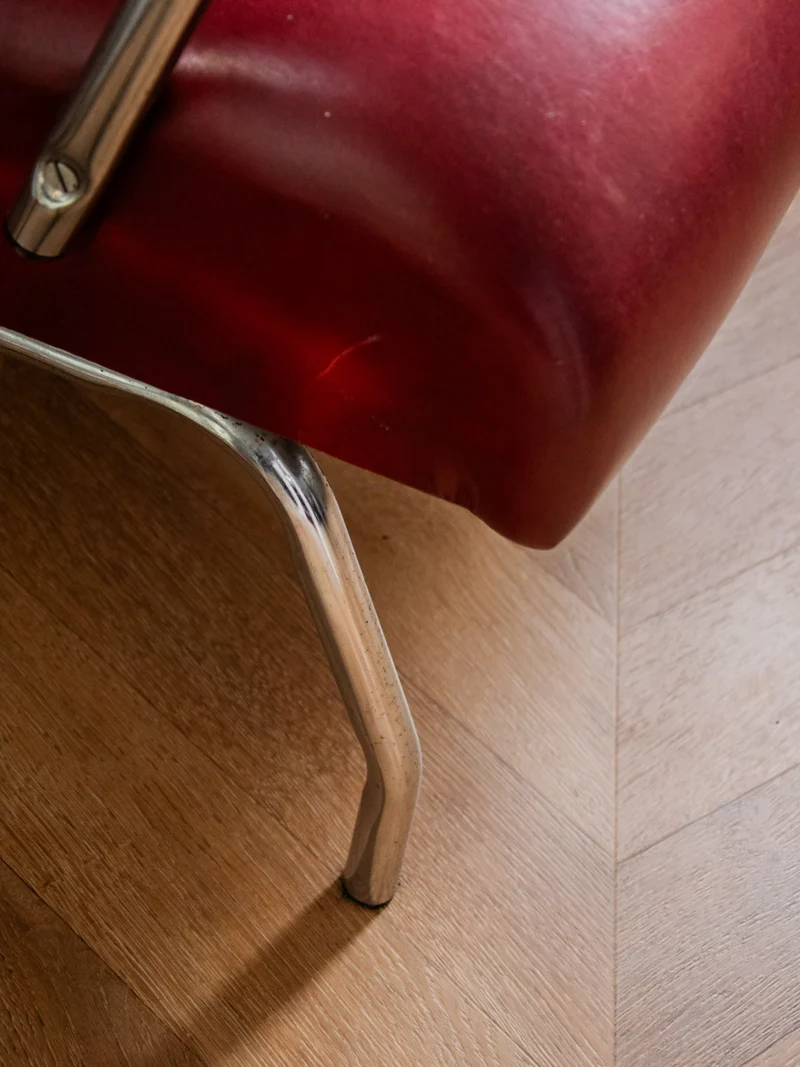 Jakob, le fauteuil chromé en simili cuir rouge N°833