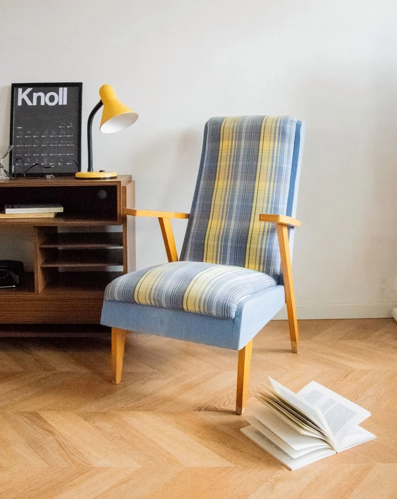 Jakob, le fauteuil en bois bleu et jaune N°832