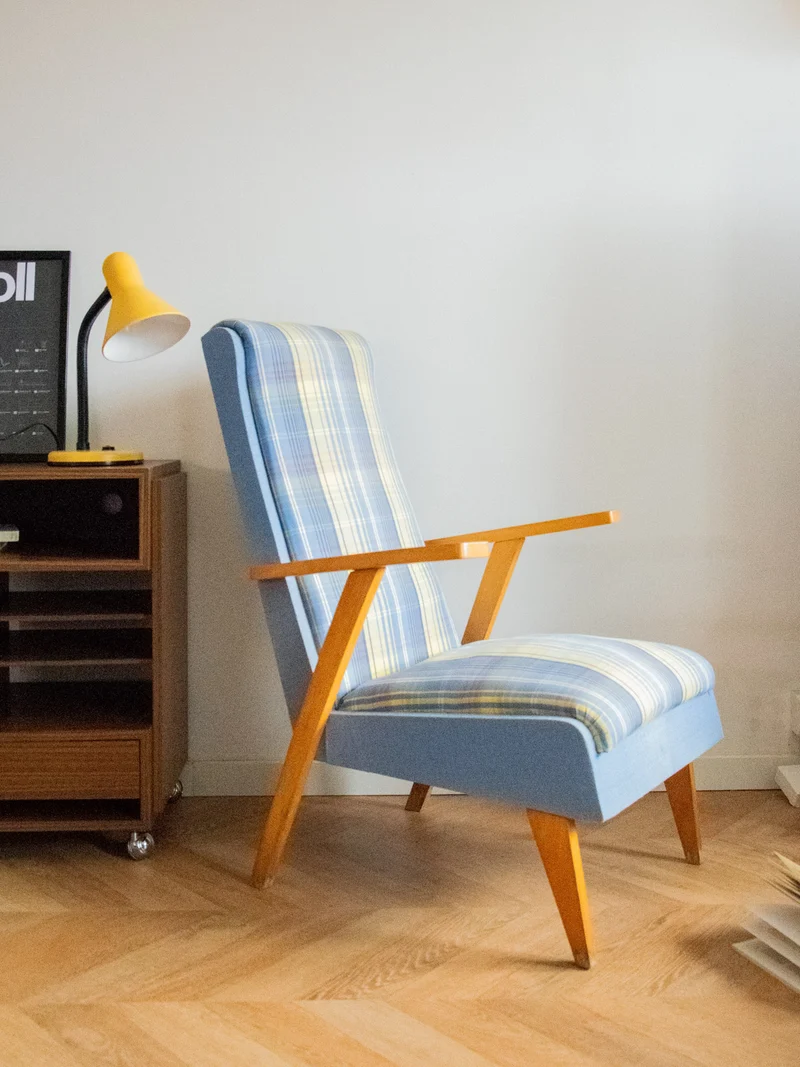 Jakob, le fauteuil en bois bleu et jaune N°832