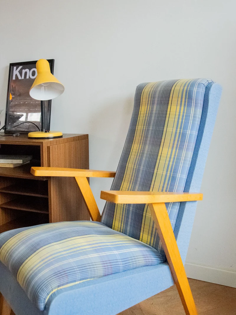 Jakob, le fauteuil en bois bleu et jaune N°832