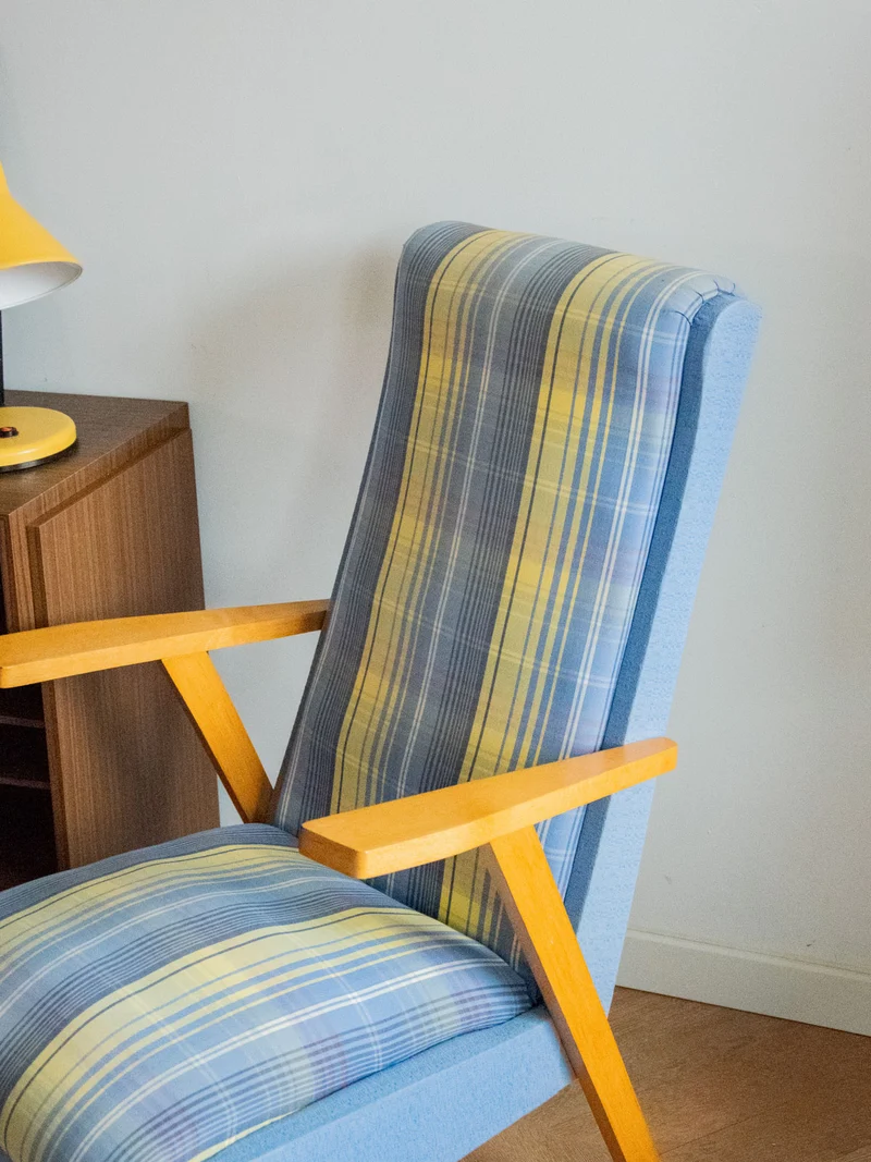 Jakob, le fauteuil en bois bleu et jaune N°832