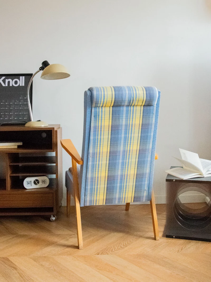 Jakob, le fauteuil en bois bleu et jaune N°832