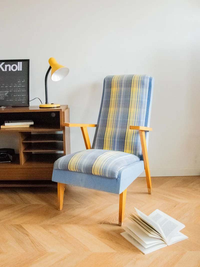 Jakob, le fauteuil en bois bleu et jaune N°832