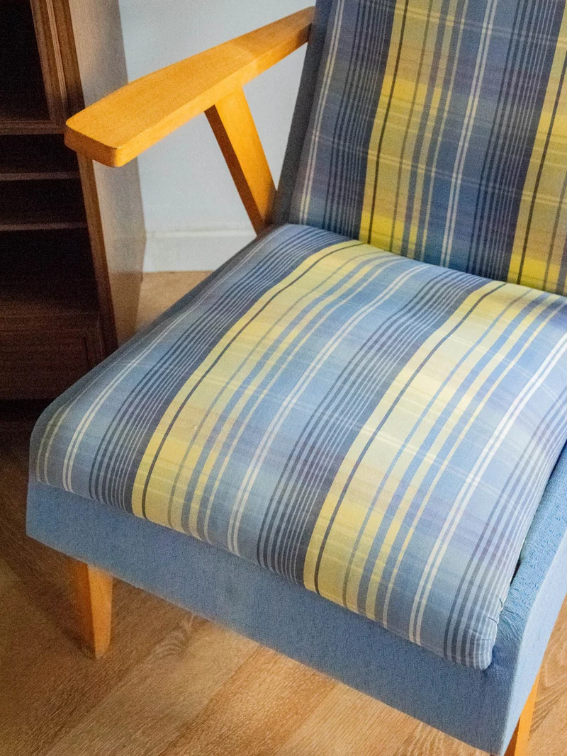 Jakob, le fauteuil en bois bleu et jaune N°832