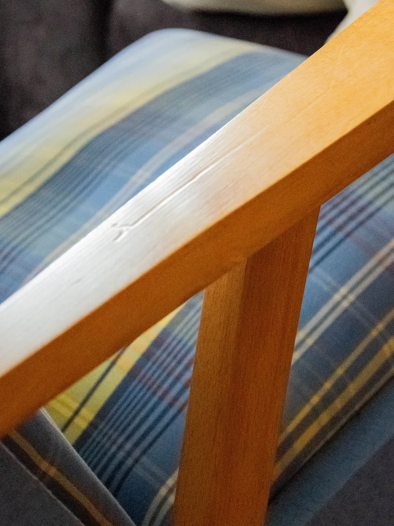 Jakob, le fauteuil en bois bleu et jaune N°832