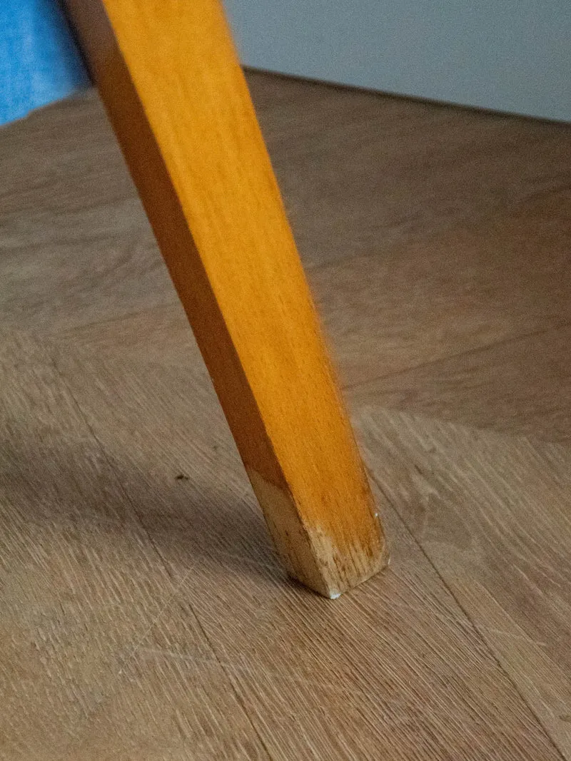 Jakob, le fauteuil en bois bleu et jaune N°832