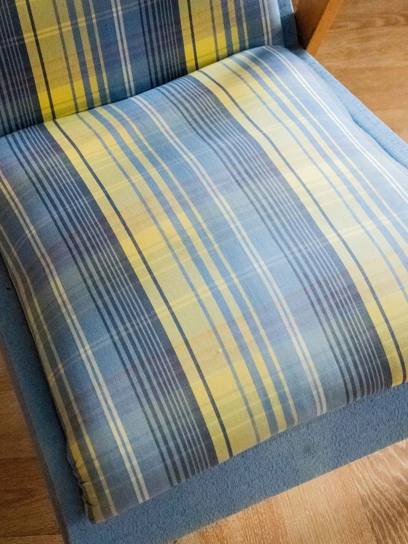 Jakob, le fauteuil en bois bleu et jaune N°832