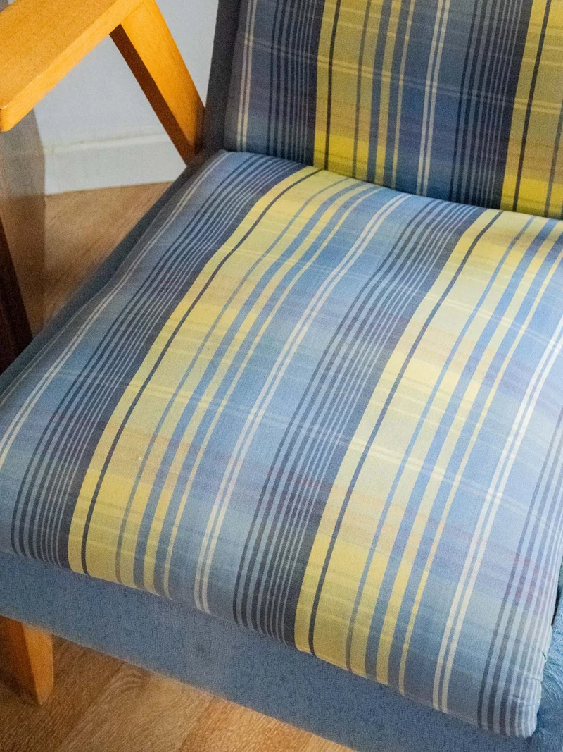 Jakob, le fauteuil en bois bleu et jaune N°832