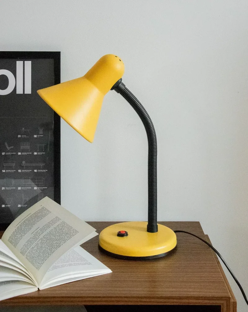 Julia, la lampe à poser en métal jaune N°648