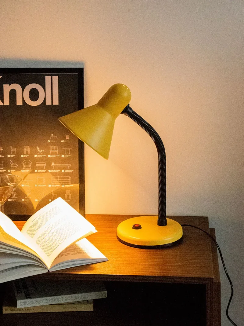Julia, la lampe à poser en métal jaune N°648