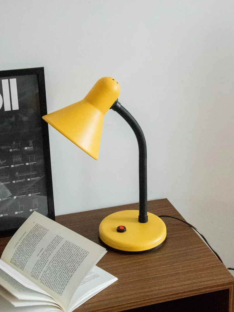 Julia, la lampe à poser en métal jaune N°648