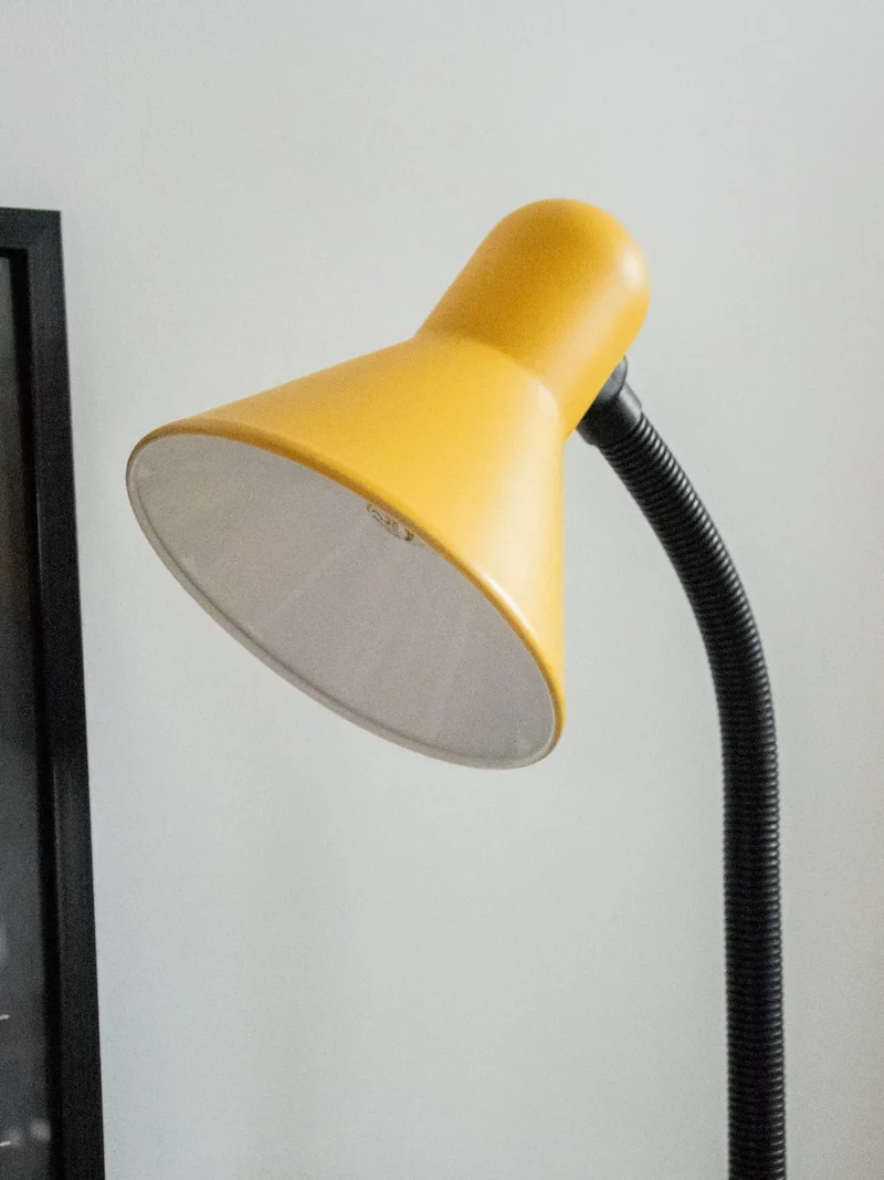 Julia, la lampe à poser en métal jaune N°648