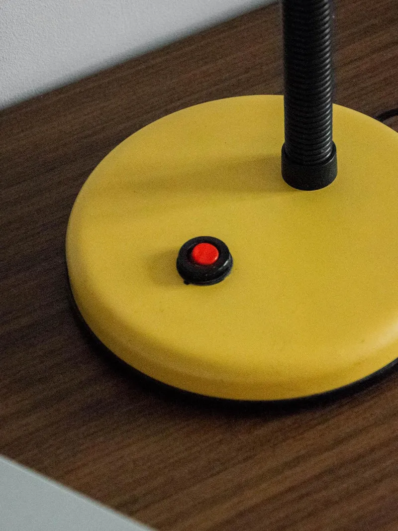 Julia, la lampe à poser en métal jaune N°648