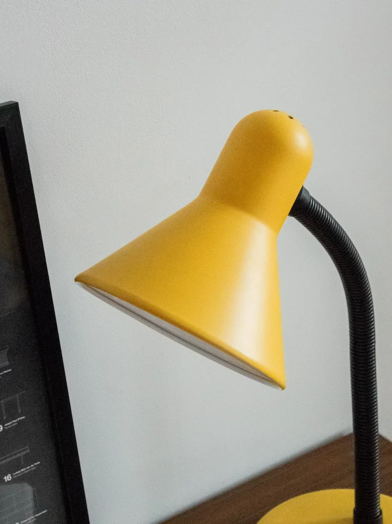 Julia, la lampe à poser en métal jaune N°648