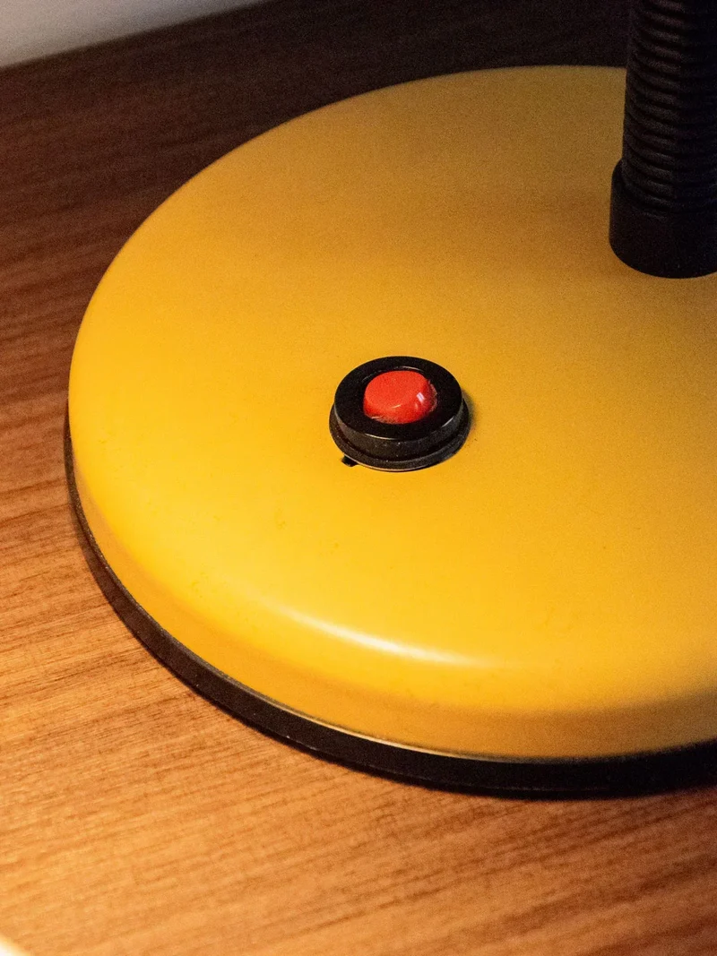Julia, la lampe à poser en métal jaune N°648