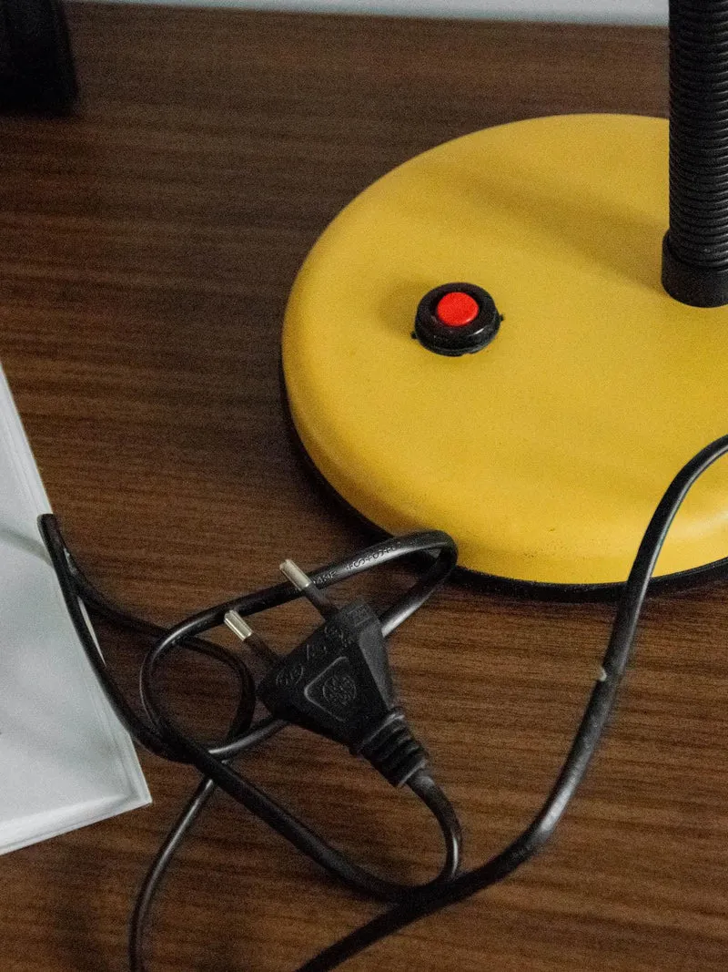 Julia, la lampe à poser en métal jaune N°648