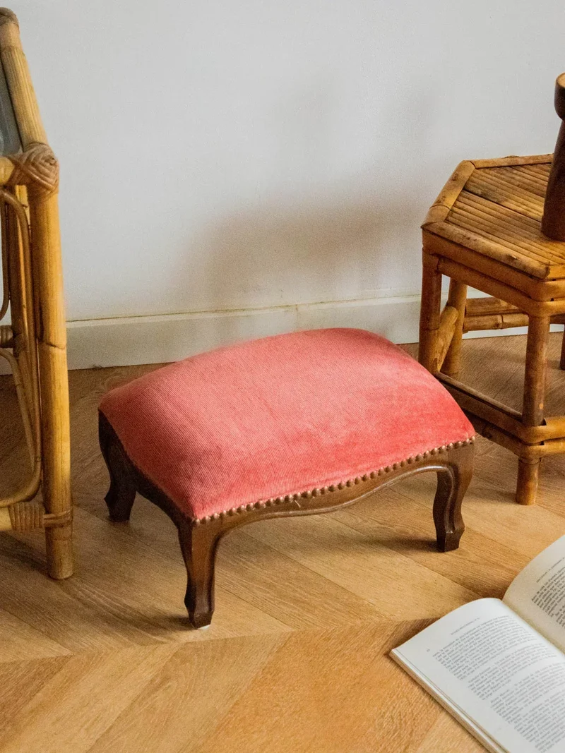 Regis, le repose-pied en bois et tissu N°829