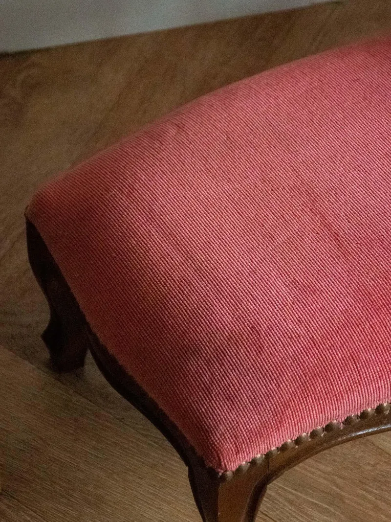 Regis, le repose-pied en bois et tissu N°829