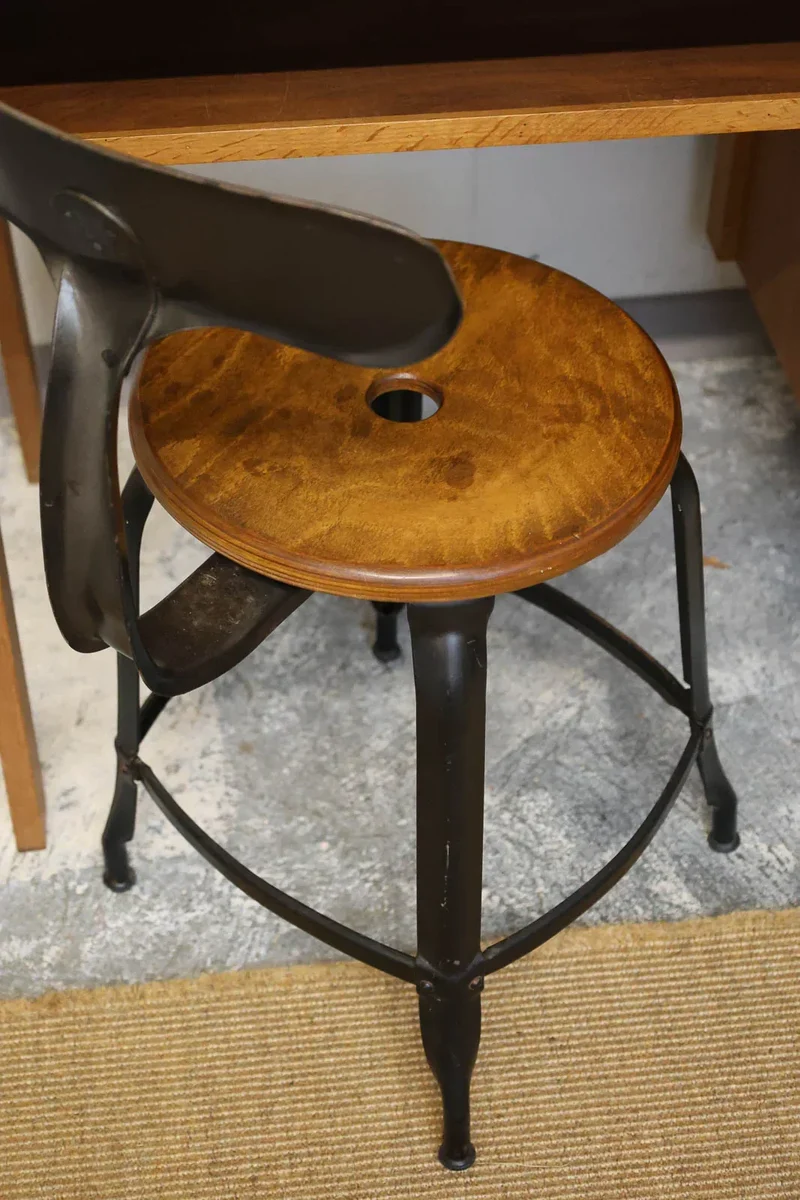 Claude, la chaise d'atelier en métal et bois N°890