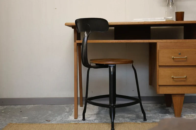 Claude, la chaise d'atelier en métal et bois N°890