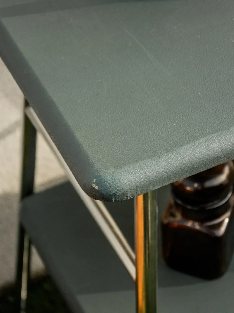 Hanna, la table d'appoint industrielle chromée N°779