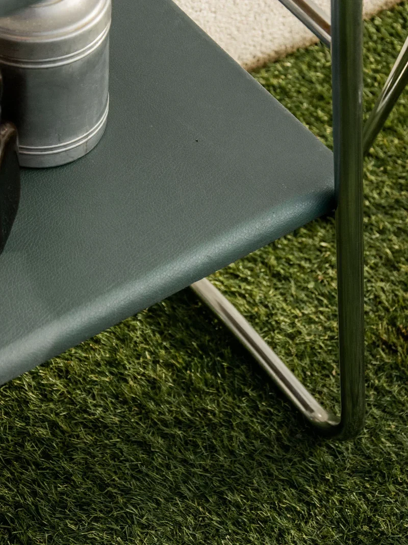 Hanna, la table d'appoint industrielle chromée N°779