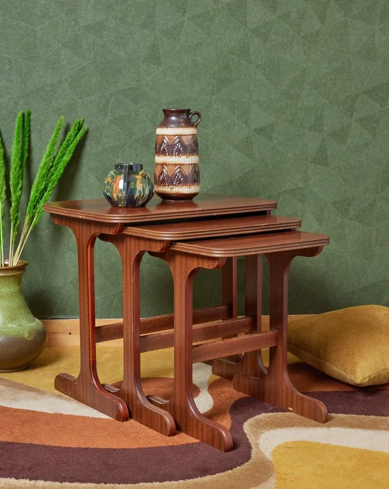 Barbara, les petites tables gigognes en bois foncé N°130