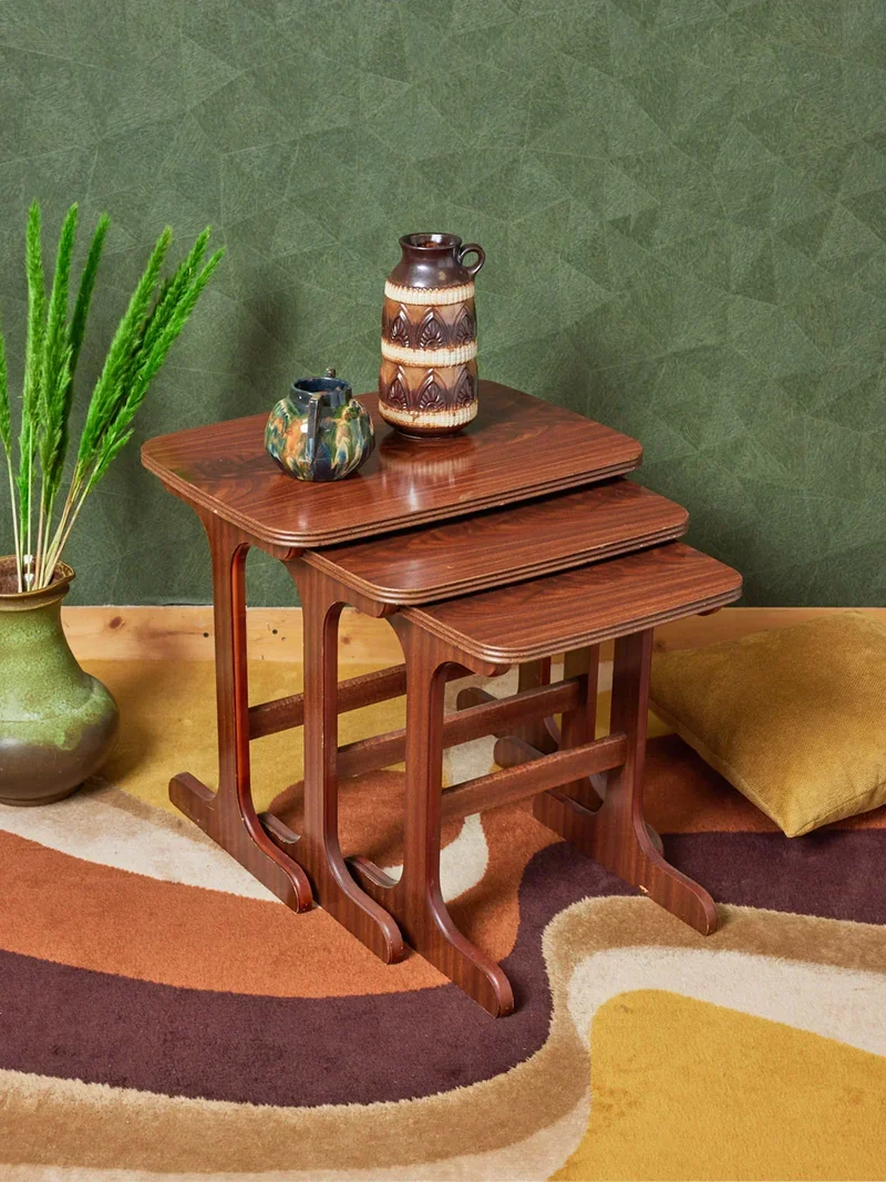 Barbara, les petites tables gigognes en bois foncé N°130