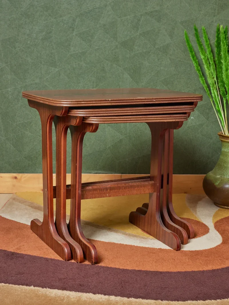 Barbara, les petites tables gigognes en bois foncé N°130
