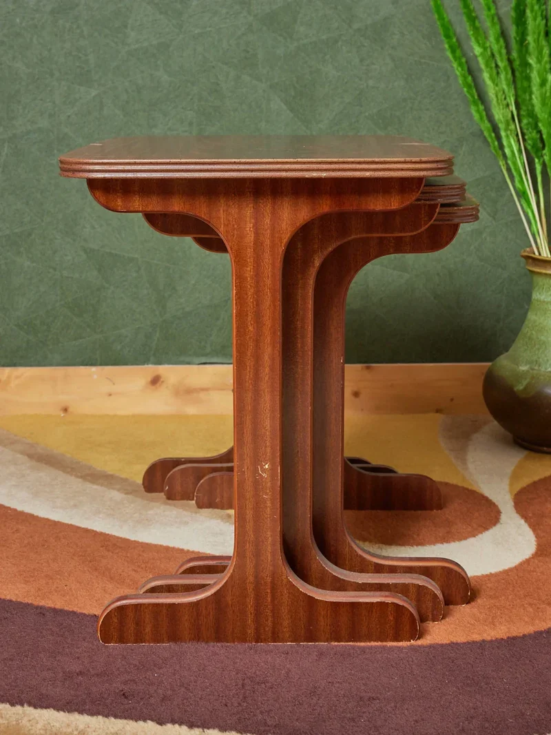 Barbara, les petites tables gigognes en bois foncé N°130