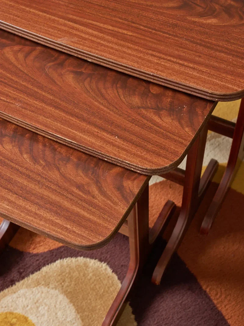 Barbara, les petites tables gigognes en bois foncé N°130