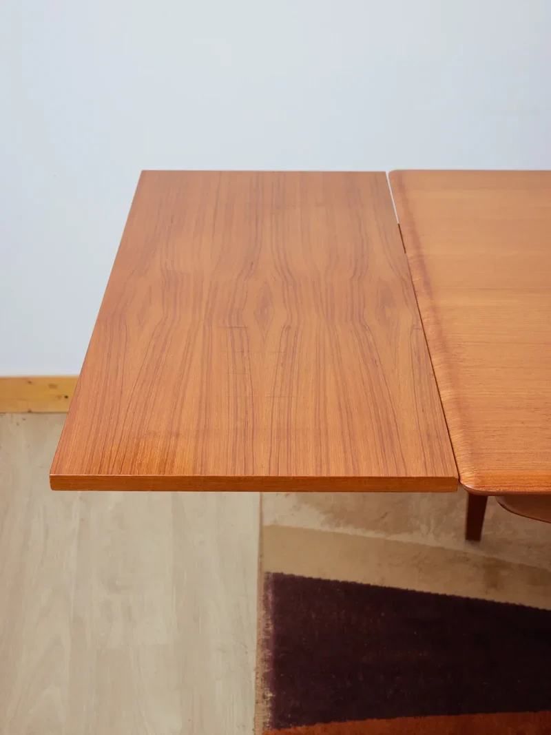 Karla, la table à manger scandinave en bois clair N°1060