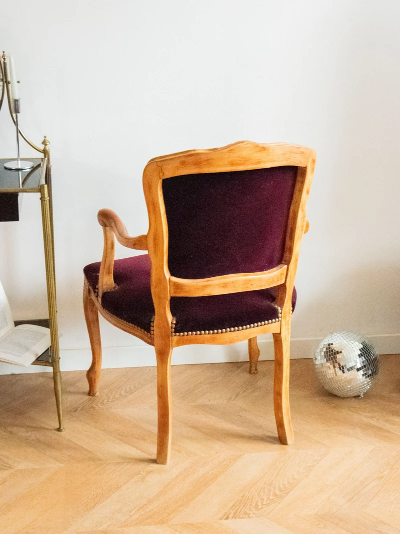 Ernest, le fauteuil en velours violet N°689