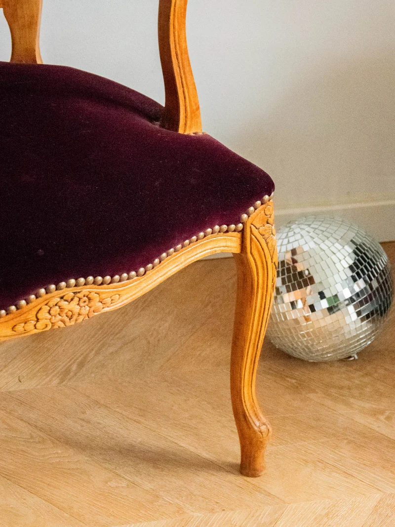 Ernest, le fauteuil en velours violet N°689