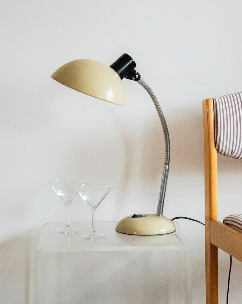 Julia, la lampe à poser de bureau beige N°647