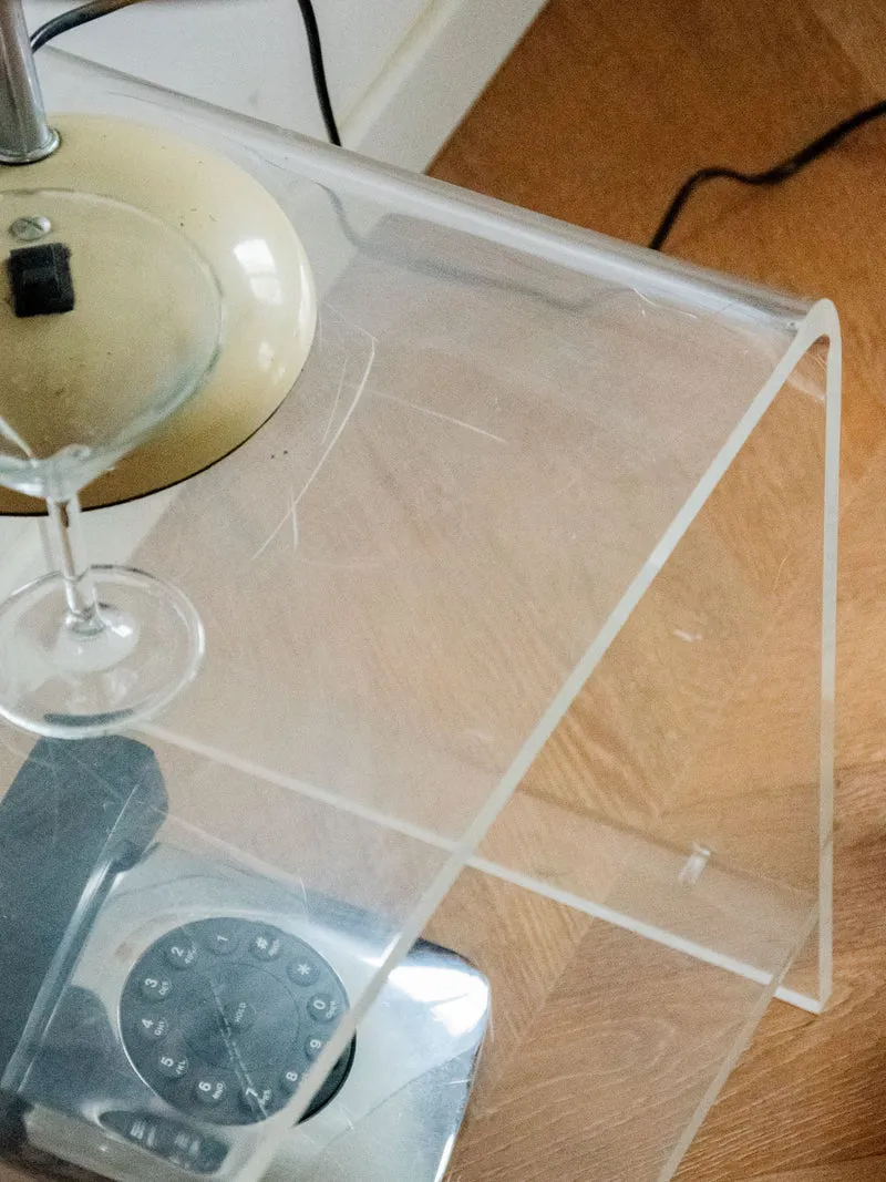 Hanna, la table d'appoint en plexiglass N°799